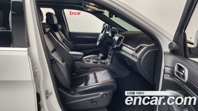 Jeep Grand Cherokee 2021 — Photo 30/37
