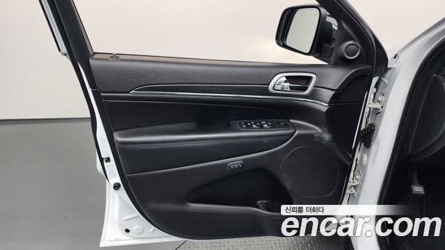 Jeep Grand Cherokee 2021 — Photo 13/37