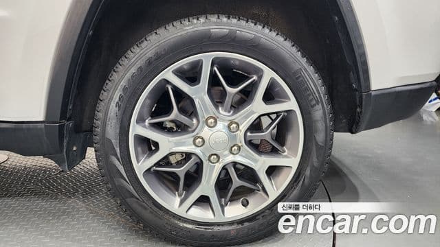 Jeep Grand Cherokee 2021 — Photo 2/37