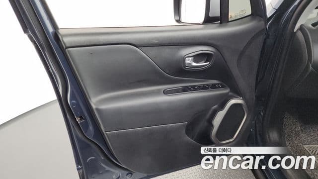Jeep Renegade 2022 — Photo 27/35