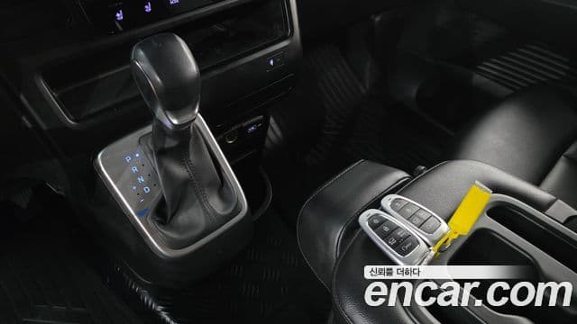 Hyundai Staria 2023 — ფოტო 9/20