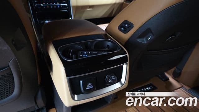 Kia Carnival 2021 — ფოტო 18/20