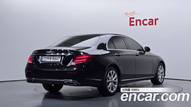 Mercedes-Benz E-Class 2019 — ფოტო 2/20