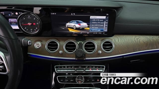 Mercedes-Benz E-Class 2019 — ფოტო 14/20