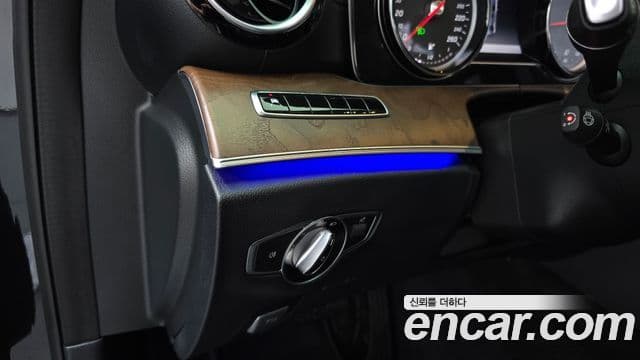 Mercedes-Benz E-Class 2019 — ფოტო 16/20