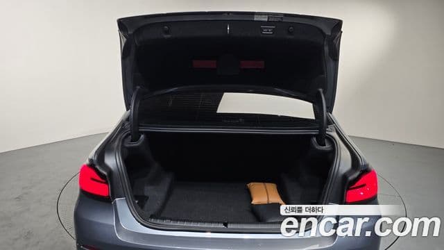 BMW 5 Series 2023 — ფოტო 19/20