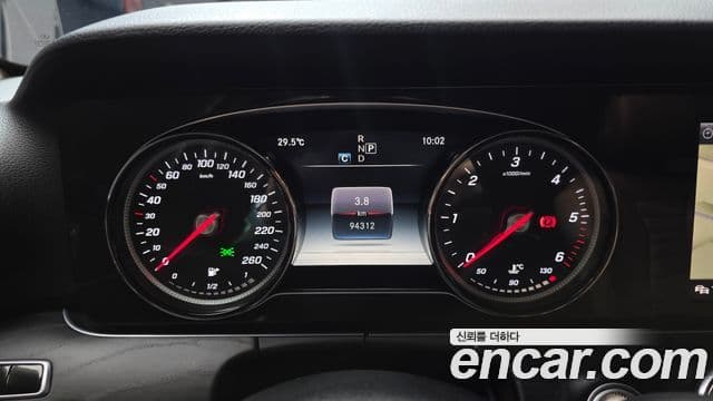 Mercedes-Benz E-Class 2019 — ფოტო 8/20