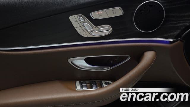 Mercedes-Benz E-Class 2019 — ფოტო 15/20