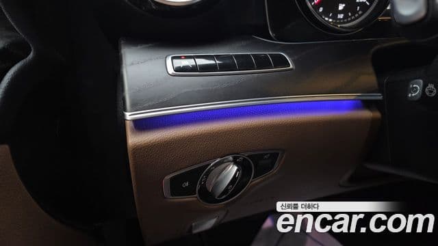 Mercedes-Benz E-Class 2019 — ფოტო 17/20