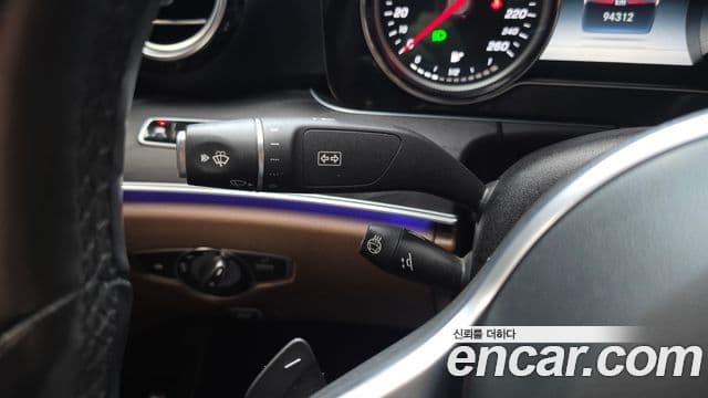 Mercedes-Benz E-Class 2019 — ფოტო 18/20