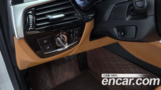 BMW 5 Series 2018 — Şəkil 14/20