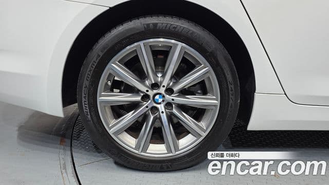 BMW 5 Series 2018 — Photo 8/32