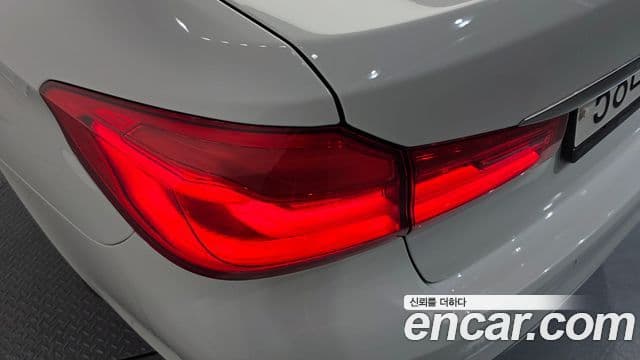 BMW 5 Series 2018 — Photo 30/32