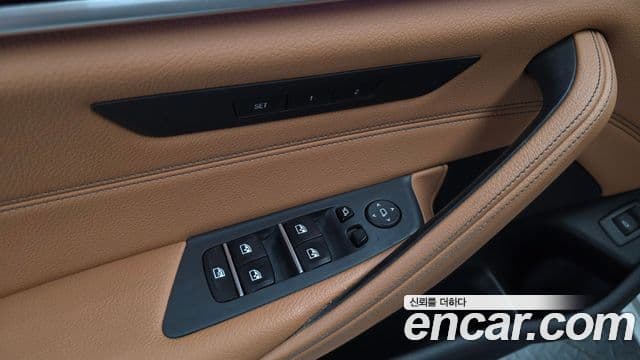 BMW 5 Series 2018 — Photo 20/32