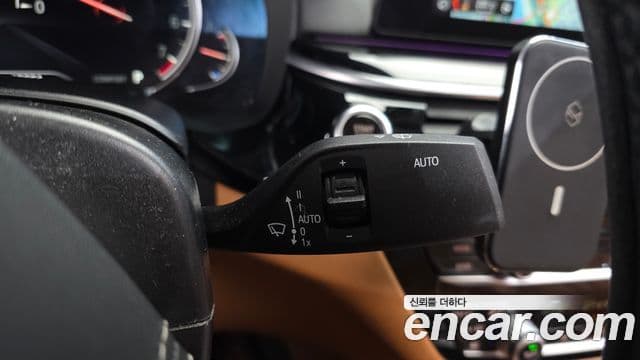 BMW 5 Series 2018 — Photo 23/32