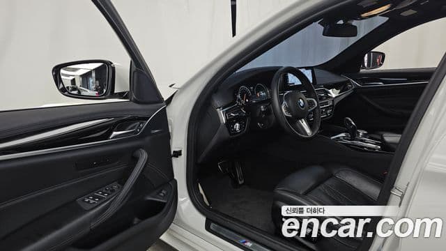 BMW 5 Series 2018 — фото 10 из 20