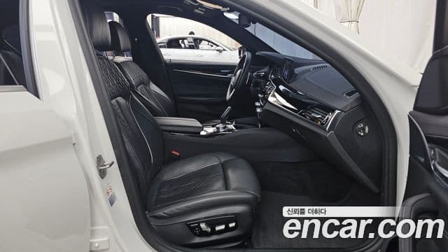 BMW 5 Series 2018 — фото 11 из 20