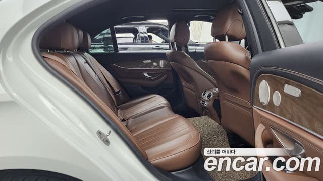 Mercedes-Benz E-Class 2023 — фото 12 из 20