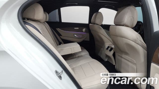 Mercedes-Benz E-Class 2020 — фото 11 из 20