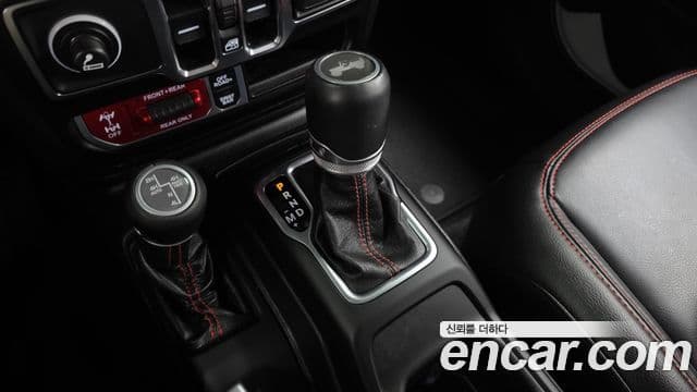 Jeep Wrangler 2020 — ფოტო 9/20