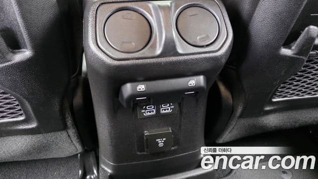 Jeep Wrangler 2020 — ფოტო 19/20