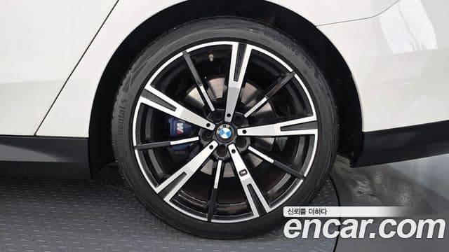 BMW 5 Series 2023 — Photo 10/35