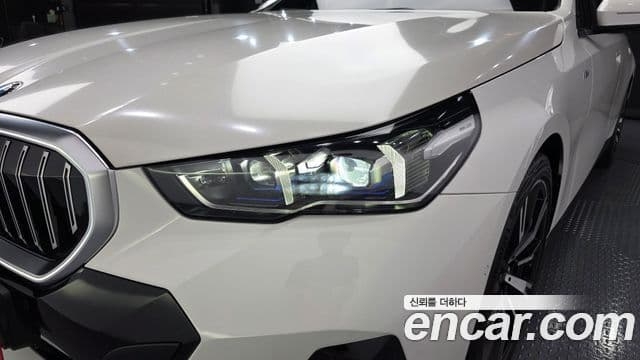 BMW 5 Series 2023 — Photo 31/35