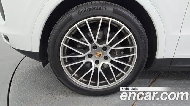 Porsche Cayenne 2023 — Photo 7/36