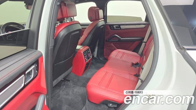 Porsche Cayenne 2023 — Photo 27/36