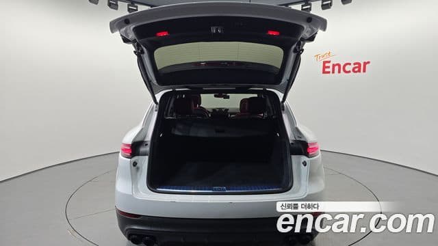 Porsche Cayenne 2023 — Photo 17/36
