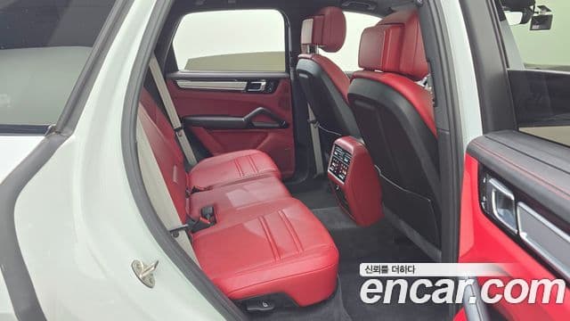 Porsche Cayenne 2023 — Photo 28/36