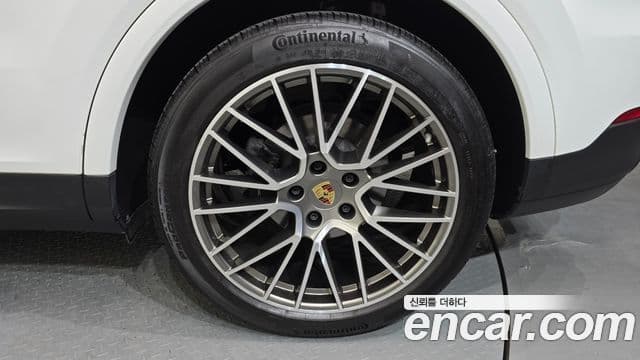 Porsche Cayenne 2023 — Photo 18/36