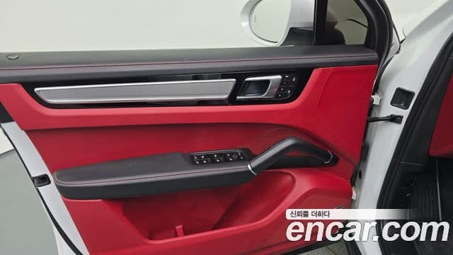 Porsche Cayenne 2023 — Photo 35/36