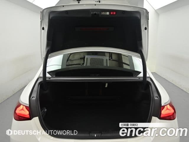 Mercedes-Benz E-Class 2024 — ფოტო 18/20