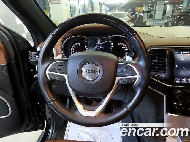 Jeep Grand Cherokee 2021 — ფოტო 8/20