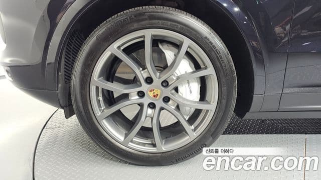 Porsche Cayenne 2021 — ფოტო 5/20