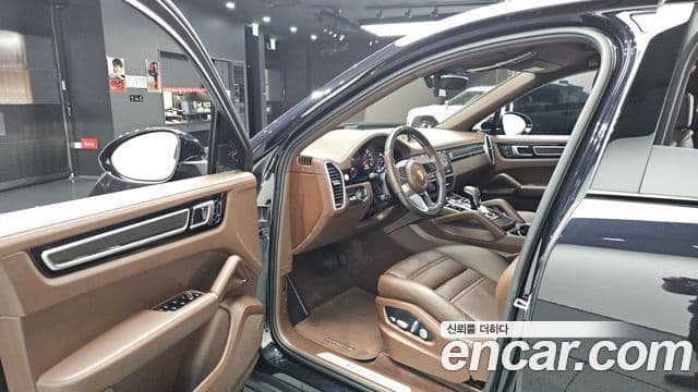 Porsche Cayenne 2021 — ფოტო 10/20