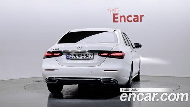 Mercedes-Benz E-Class 2021 — ფოტო 4/20