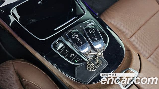 Mercedes-Benz E-Class 2021 — ფოტო 17/20