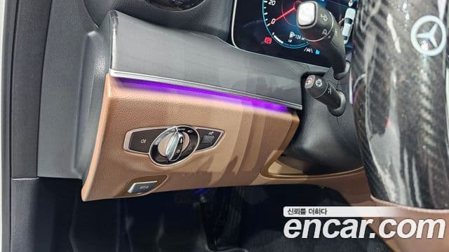 Mercedes-Benz E-Class 2021 — ფოტო 19/20
