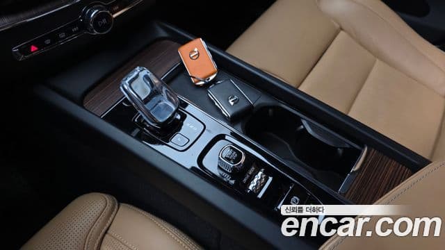 Volvo XC60 2021 — Şəkil 9/20