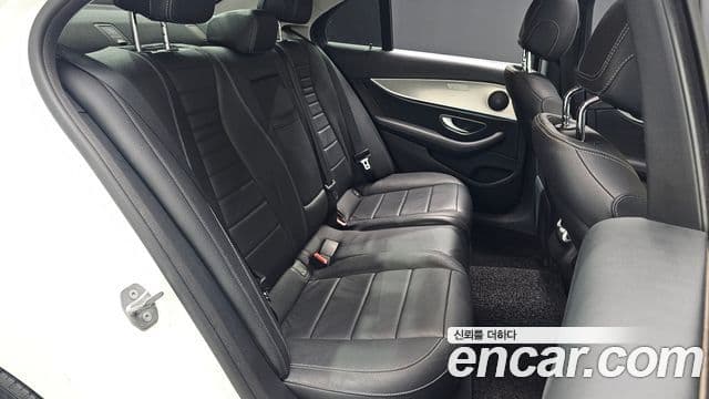 Mercedes-Benz E-Class 2018 — Şəkil 12/20