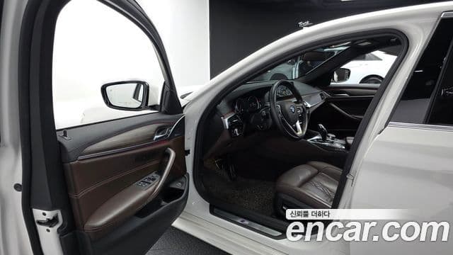 BMW 5 Series 2018 — Фото 10/20