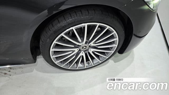 Mercedes-Benz S-Class 2025 — Photo 8/20