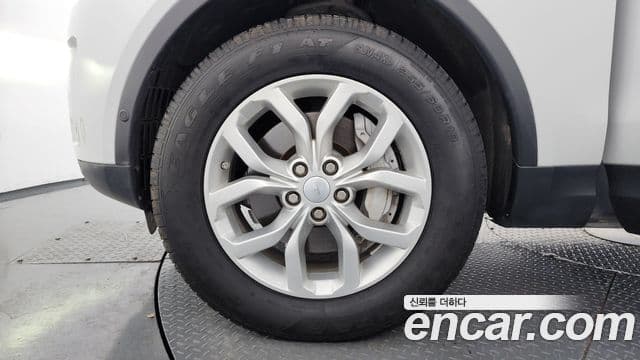 Land Rover Discovery 5 2019 — ფოტო 5/20