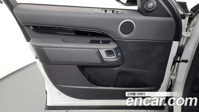 Land Rover Discovery 5 2019 — ფოტო 29/35