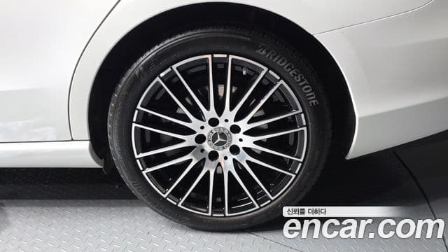 Mercedes-Benz C-Class 2024 — ფოტო 5/20