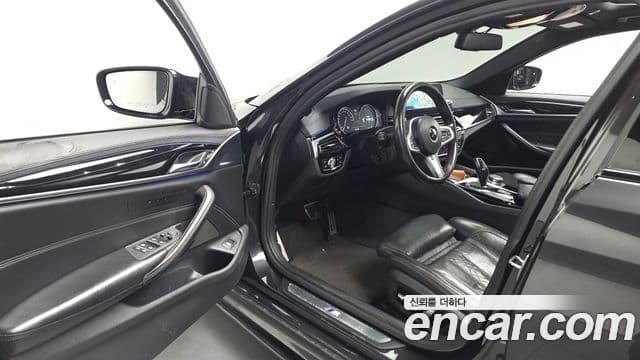 BMW 5 Series 2018 — фото 10 из 20