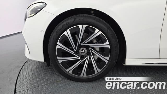 Mercedes-Benz E-Class 2024 — ფოტო 4/20
