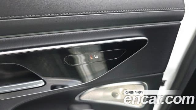 Mercedes-Benz E-Class 2024 — ფოტო 18/20